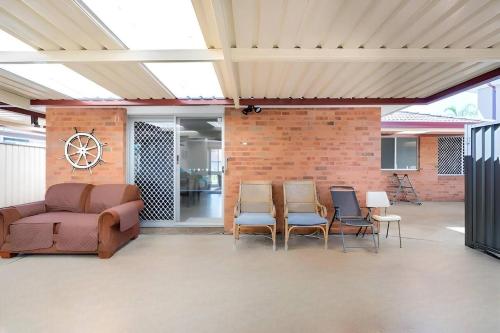 Cheerful 3 bedroom house with free parking - image 11