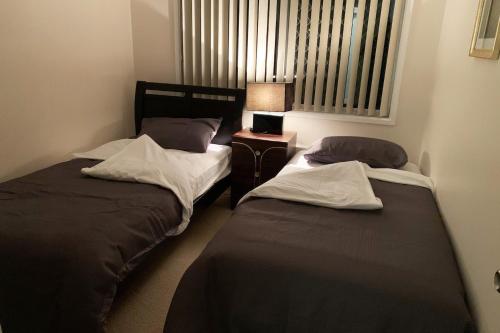 Cheerful 3 bedroom house with free parking - image 7