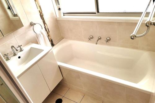 Cheerful 3 bedroom house with free parking - image 11
