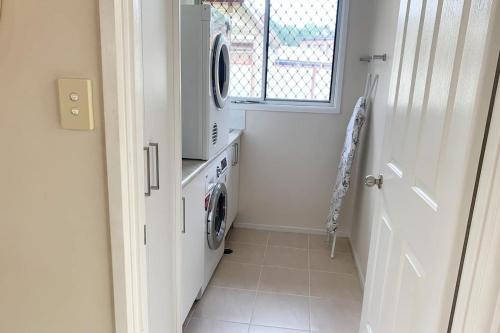 Cheerful 3 bedroom house with free parking - image 12