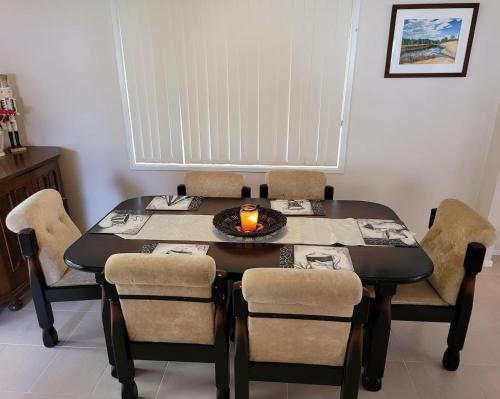 Cheerful 3 bedroom house with free parking - image 10