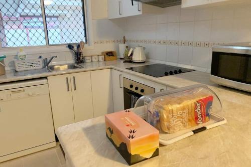 Cheerful 3 bedroom house with free parking - image 9