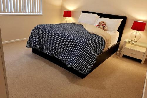 Cheerful 3 bedroom house with free parking - image 14