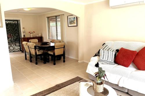 Cheerful 3 bedroom house with free parking - main image