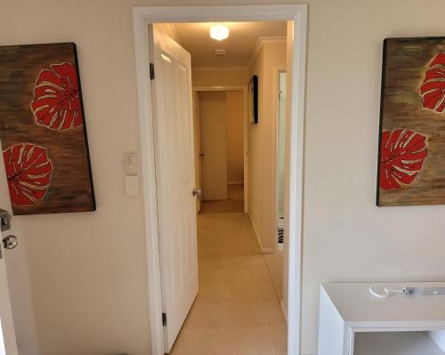 Cheerful 3 bedroom house with free parking - image 6