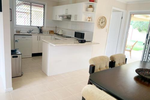 Cheerful 3 bedroom house with free parking - image 6