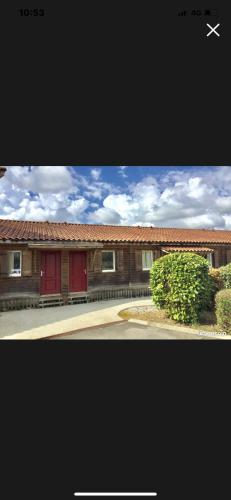 Maisonnette en bois pour 4 personne village vacances Avec in Cassen