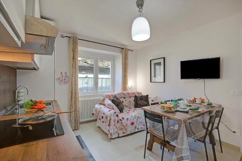 Apartment with Mountain View