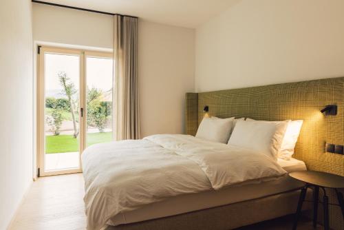 1 queen bed, 1 sofa bed