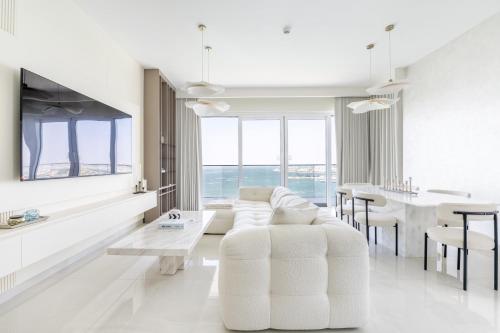 Luxury Coastal Escape - Bright 3BR Apt - La Vie JBR, Dubai