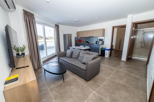 Modern 2-Bedroom Penthouse with Terrace - by HostMT 1