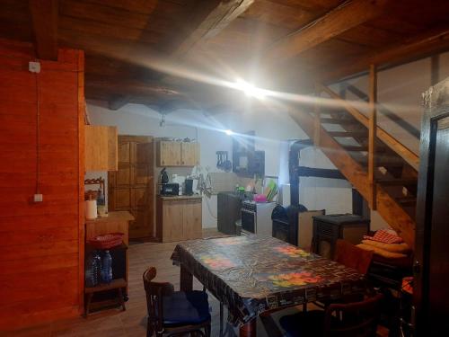 Studio cu bucatarie , baie , scara interioara , etaj cu dormitor openspace , curte cu grill, terasa in Turnu Ruieni