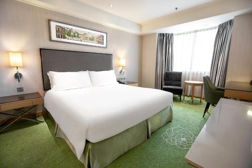 Standard King Room with Lounge Access image 3
