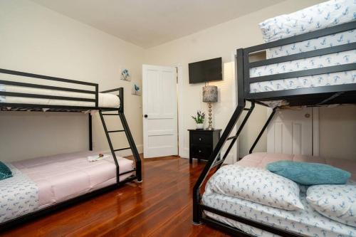 8 Peaceful, Bright apt 3br close to Milton center thumb 4
