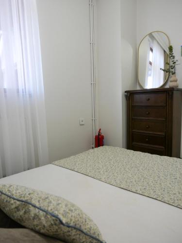 Central 3 Story 5 Bedroom Home with Terrace by Tram, Istanbul (photo 8)