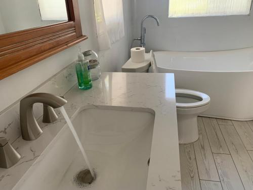 Rustic River Retreat 3-2 - 3 min walk to Eau Gallie Arts District shops in Melbourne, USA