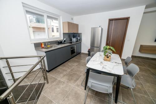 Family 2-Bedroom Maisonette - by HostMT 2