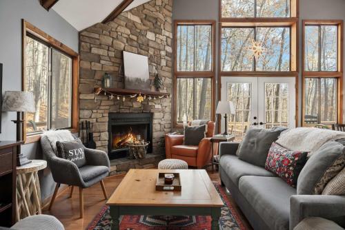 5BR chalet w BBQ grill & deck in Hancock (MD)