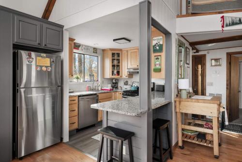 Køkken, 5BR chalet w BBQ grill & deck in Hancock (MD)