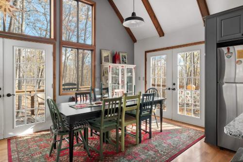 Faciliteter, 5BR chalet w BBQ grill & deck in Hancock (MD)