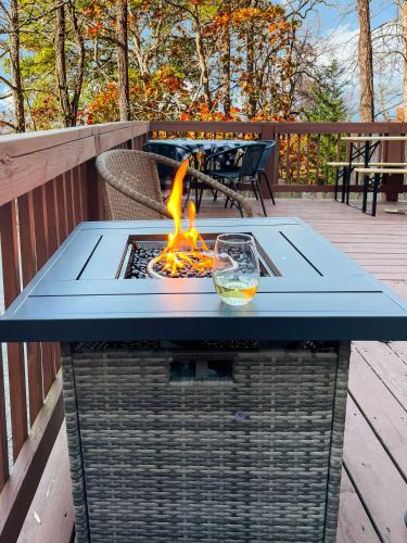 Altan/terrasse, 5BR chalet w BBQ grill & deck in Hancock (MD)