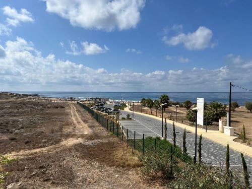 Lighthouse Beach - 3BR Seafront Apt 50m to Beach with Sea Views - Sleeps 6, Paphos (foto 4)