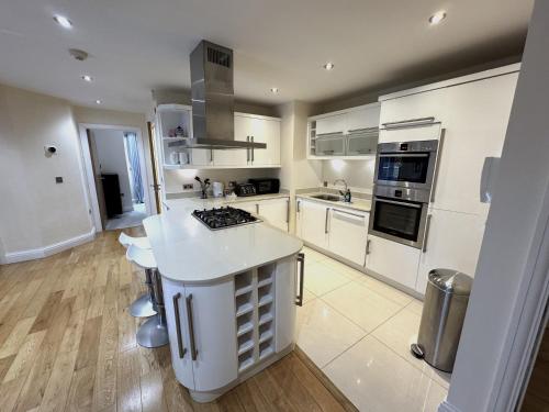 Spacious 2-Bedroom Apartment with Parking in Windsor 4LA, Windsor (Foto 3)