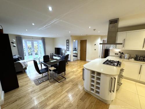 Spacious 2-Bedroom Apartment with Parking in Windsor 4LA, Windsor (Foto 4)