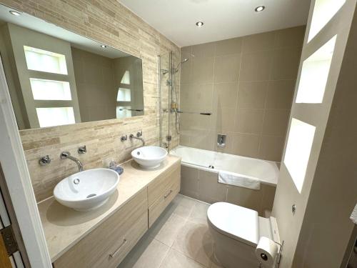Spacious 2-Bedroom Apartment with Parking in Windsor 4LA, Windsor (Foto 5)