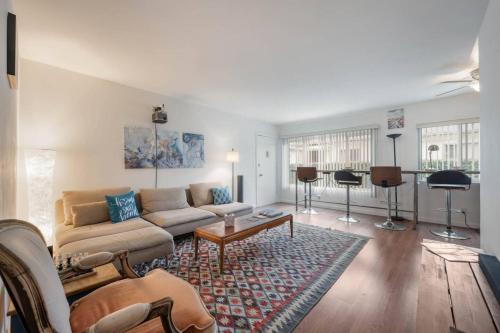 Sawtelle Serenity- Modern Comfort, Los Angeles