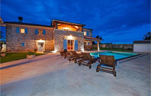 Peldbaseins, Villa Tomani in Krmed