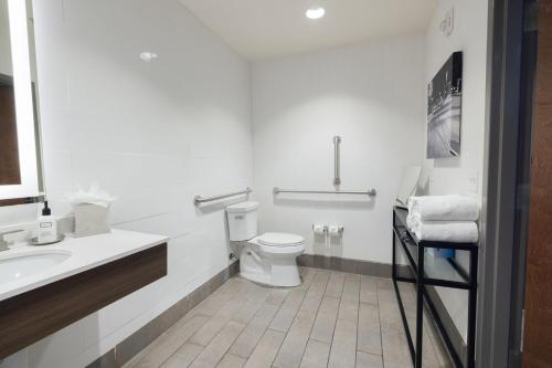 King Room - Accessible/Non-Smoking image 3