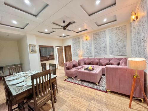 2BHK Hilltop Retreat With Pool by Kasauli Vista