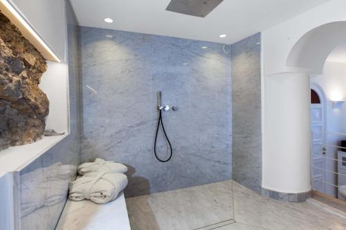AMORE RENTALS - Villa Maria - Tap to explore photos