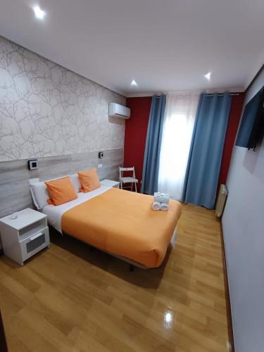 Small Double Room with Shared Bathroom image 10