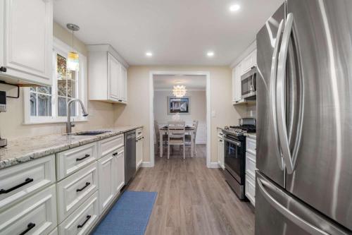 Minutes to Craigville Beach Private Patio and Backyard in Barnstable, USA