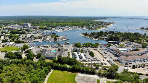 Minutes to Craigville Beach Private Patio and Backyard in Barnstable, USA