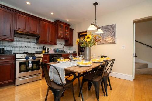 10-Spacious apt 5BR with gym, games room in the attic in ควิลซี (MA)