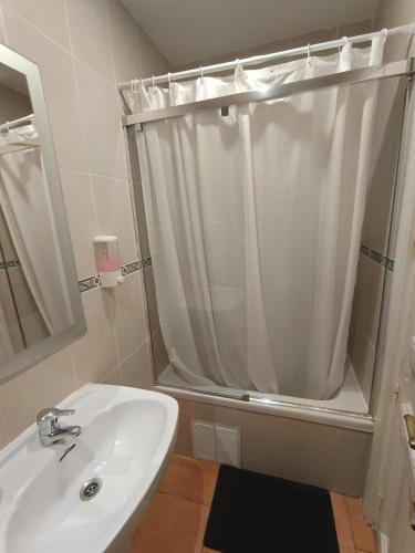 Single Room with Shared Bathroom image 10