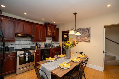 10-Spacious apt 5BR with gym, games room in the attic in ควิลซี (MA)