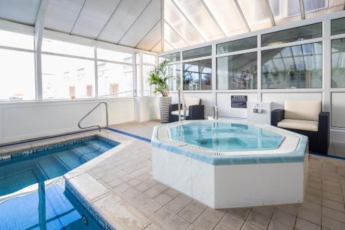 Monterey Hotel Sure Hotel Collection by Best Western in St. Saviour