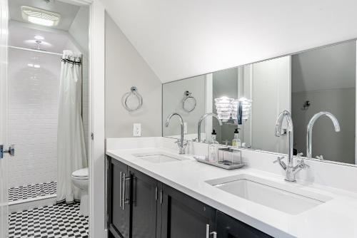 Four-Bedroom Holiday Home image 10