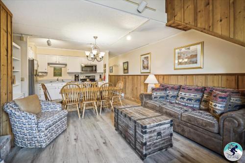 Shuttle to Slopes and ski home to this cozy three bedroom condo Whiffletree G8 in Killington, USA