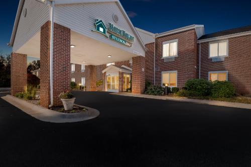 HomeTowne Studios by Red Roof East Lansing - Okemos in Okemos, USA