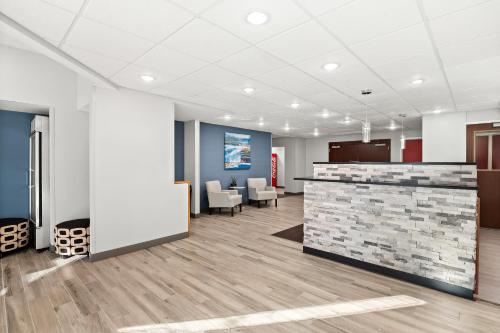 大堂, HomeTowne Studios East Lansing - Okemos in 奧克莫斯