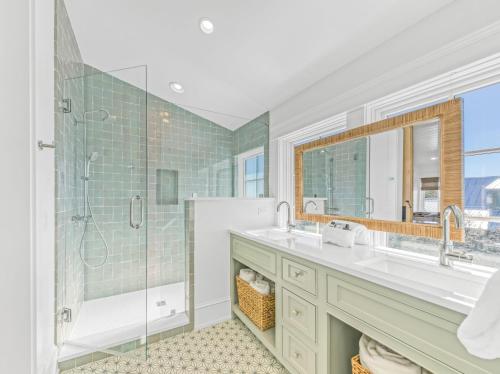 Four-Bedroom Holiday Home image 9