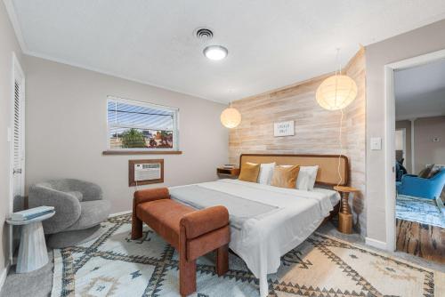 Canal Front Oasis with Pool, BBQ, 15 Mins to Beach in Fort Lauderdale, USA