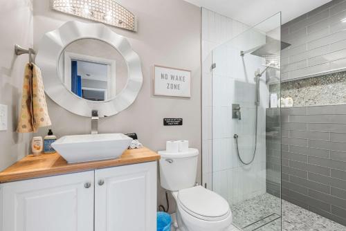 Canal Front Oasis with Pool, BBQ, 15 Mins to Beach in Fort Lauderdale, USA