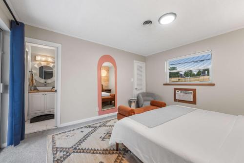 Canal Front Oasis with Pool, BBQ, 15 Mins to Beach in Fort Lauderdale, USA
