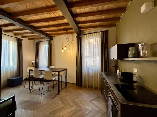 모데나 Appartamenti Saragozza a due passi da Piazza Grande - WIFI e parcheggio gratuito 4성급 게스트하우스 로비